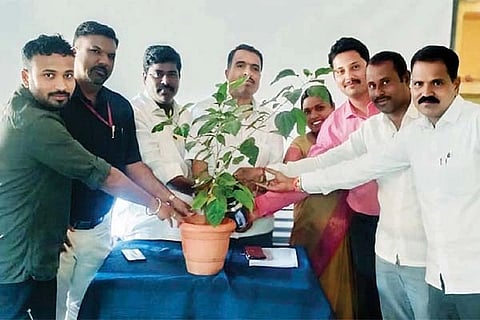 ಜಾಲಹಳ್ಳಿಯಲ್ಲಿ ಹಮ್ಮಿಕೊಂಡಿದ್ದ ಗಣಿತ ಗಣಕ ತರಬೇತಿ ಕಾರ್ಯಾಗಾರವನ್ನು ಪ್ರಾಥಮಿಕ ಶಾಲಾ ಶಿಕ್ಷಕರ ಸಂಘದ ನಿರ್ದೇಶಕ ಪ್ರಕಾಶ ಹೊನ್ನಟಗಿ ಉದ್ಘಾಟಿಸಿದರು. ಸಿಆರ್‌ಪಿಗಳಾದ ಅಶೋಕ್, ಸೋಮಶೇಖರ್, ಪ್ರಭುಲಿಂಗ, ಮಂಜುಳಾ, ಶಿಕ್ಷಕರಾದ ಸುವರ್ಣಾ, ಆಂಜನೇಯ ಇತರರಿದ್ದರು.
