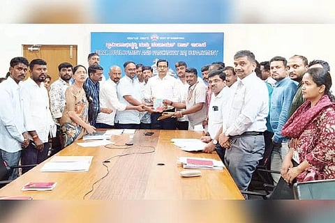 ಬೆಂಗಳೂರಿನಲ್ಲಿ ಆರ್‌ಡಿಪಿಆರ್ ಇಲಾಖೆ ಕಾರ್ಯದರ್ಶಿ ಸಮೀರ್ ಶುಕ್ಲ ಅಧ್ಯಕ್ಷತೆಯಲ್ಲಿ ಸೋಮವಾರ ನಡೆದ ನರೇಗಾ ನೌಕರರ ಸಭೆ ನಂತರ ವಿವಿಧ ಬೇಡಿಕೆ ಈಡೇರಿಕೆಗೆ ಒತ್ತಾಯಿಸಿ ನೌಕರರ ಸಂಘ ಮನವಿ ಸಲ್ಲಿಸಿತು. ರಾಜ್ಯಾಧ್ಯಕ್ಷ ವಿನಯ್ ರಾಮಪ್ಪ, ಉಪಾಧ್ಯಕ್ಷ ಸುರೇಶ ಬಾಳೇಕಾಯಿ, ರಾಜ್ಯ ಕಾರ್ಯದರ್ಶಿ ಸಂತೋಷ್, ಅರುಣ್, ಜಯಪ್ರಕಾಶ್ ಇತರರಿದ್ದರು.