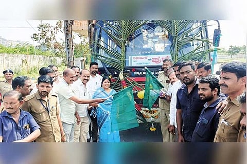 ದೇವದುರ್ಗದ ಬಸ್ ಡಿಪೋದಲ್ಲಿ ದೇವದುರ್ಗ-ಪುಣೆ ಬಸ್ ಸಂಚಾರಕ್ಕೆ ಶಾಸಕಿ ಕರೆಮ್ಮ ಜಿ.ನಾಯಕ ಚಾಲನೆ ನೀಡಿದರು. ಡಿಪೋ ಮ್ಯಾನೇಜರ್ ರಾಮನಗೌಡ, ಪ್ರಮುಖರಾದ ಶರಣಪ್ಪ ಬಳೆ, ದೊಡ್ಡರಂಗಣ್ಣ ಪಾಟೀಲ್ ಅಳ್ಳುಂಡಿ, ಶೀಖರೇಶ ಪಾಟೀಲ್ ಇತರರಿದ್ದರು.