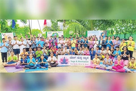 ದೇವದುರ್ಗದಲ್ಲಿ ಆಯೋಜಿಸಿದ್ದ ಅಂತಾರಾಷ್ಟ್ರೀಯ ಯೋಗ ದಿನಾಚರಣೆ ಕಾರ್ಯಕ್ರಮದಲ್ಲಿ ವಿದ್ಯಾರ್ಥಿಗಳು ಭಾಗವಹಿಸಿದ್ದರು.