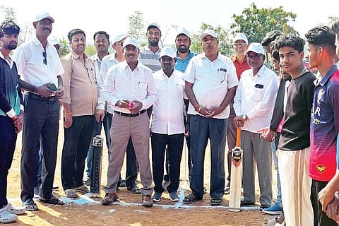 ದೇವದುರ್ಗದ ತಾಲೂಕು ಕ್ರೀಡಾಂಗಣದಲ್ಲಿ ಆಯೋಜಿಸಿದ್ದ ಕ್ರೀಡಾಕೂಟಕ್ಕೆ ಸರ್ಕಾರಿ ಪಾಲಿಟೆಕ್ನಿಕ್ ಕಾಲೇಜು ಪ್ರಾಚಾರ್ಯ ಯಲ್ಲಪ್ಪ ಚಾಲನೆ ನೀಡಿದರು. ದೈಹಿಕ ಶಿಕ್ಷಣ ಶಿಕ್ಷಕ ರಂಗನಾಥ, ಬಾಲಪ್ಪ ಬಾವಿಮನಿ, ಹೊನ್ನಪ್ಪ ಇತರರಿದ್ದರು.