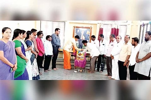 ದೇವದುರ್ಗದ ತಾಲೂಕು ಆಡಳಿತಸೌಧ ಸಭಾಂಗಣದಲ್ಲಿ ತಾಲೂಕು ಆಡಳಿತದಿಂದ ದೇವರ ದಾಸಿಮಯ್ಯ ಜಯಂತಿ ಸೋಮವಾರ ಆಚರಣೆ ಮಾಡಲಾಯಿತು. ಕಂದಾಯ ನಿರೀಕ್ಷಕ ದೇವರೆಡ್ಡಿ, ನೌಕರರಾದ ಪ್ರವೀಣ್‌ಕುಮಾರ್, ಅಮರೇಶ, ಅಭಿಷೇಕ, ಶ್ರೀಶೈಲ, ಜ್ಯೋತಿ, ಪಾರ್ವತಿ, ಗಂಗಮ್ಮ, ಕವಿತಾ ಇತರರಿದ್ದರು.