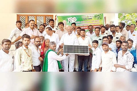 ಲಿಂಗಸುಗೂರಿನಲ್ಲಿ ರೇಷ್ಮೆ ಬೆಳೆಗಾರರಿಗೆ ಶಾಸಕ ಮಾನಪ್ಪ ವಜ್ಜಲ್ ಸೋಮವಾರ ಕೃಷಿ ಸಾಮಗ್ರಿ ವಿತರಿಸಿದರು.ರೇಷ್ಮೆ ವಿಸ್ತರಣಾಧಿಕಾರಿ ಸತೀಶ್ ಕೆ., ರೇಷ್ಮೆ ಬೆಳೆಗಾರರ ಸಂಘದ ತಾಲೂಕು ಅಧ್ಯಕ್ಷ ಮಲ್ಲಿಕಾರ್ಜುನಗೌಡ ಪಾಟೀಲ್, ಗಿರಿಮಲ್ಲನಗೌಡ ಪಾಟೀಲ್ ಇತರರಿದ್ದರು.
