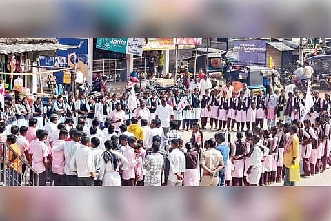 ಜಾಲಹಳ್ಳಿಯಲ್ಲಿ ಶುಕ್ರವಾರ ಎಸ್‌ಎಫ್‌ಐ ನೇತೃತ್ವದಲ್ಲಿ ಮಾನವ ಸರಪಳಿ ನಿರ್ಮಿಸಿ ಪ್ರತಿಭಟನೆ ನಡೆಸಲಾಯಿತು. ತಾಲೂಕು ಅಧ್ಯಕ್ಷ ಮಹಾಲಿಂಗ ದೊಡ್ಡಮನಿ, ಕಾರ್ಯದರ್ಶಿ ರಂಗನಾಥ್, ಶಿವರಾಜ, ಬಾಷಾಸಾಬ್, ಸಂತೋಷ್ ತ್ಯಾಪ್ಲಿ, ದಿಲ್‌ಶಾದ್ ಇತರರಿದ್ದರು.