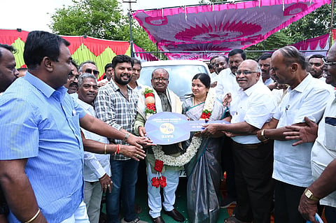 ದೇವನಹಳ್ಳಿ ಲಯನ್ಸ್​ ಸಂಸ್ಥೆಯ 50ನೇ ವರ್ಷದ ನೆನಪಿಗಾಗಿ ಮಾಜಿ ಶಾಸಕ ನಿಸರ್ಗ ನಾರಾಯಣಸ್ವಾಮಿ ಅವರು ಲಯನ್ಸ್​ ಅಧ್ಯಕ್ಷ ಎಸ್​.ಶಂಕರ್​ ಅವರಿಗೆ ಹೊಸ ಕಾರು ಮತ್ತು ದಾಖಲಾತಿ ಹಸ್ತಾಂತರಿಸಿದರು.