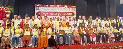 ನಗರದದಲ್ಲಿ ರಾಜ್ಯ ದೇವಾಂಗ ನೌಕರರ ಸಂ ಹಮ್ಮಿಕೊಂಡಿದ್ದ ಪ್ರತಿಭಾ ಪುರಸ್ಕಾರ ಸಮರಂಭದಲ್ಲಿ ಉಮಾಶ್ರೀ, ಶ್ರೀ ದಯಾನಂದಪುರಿ ಸ್ವಾಮೀಜಿ, ಡಾ.ಜಿ. ರಮೇಶ್​, ಜನಾರ್ಧನ ಇತರರಿದ್ದರು.