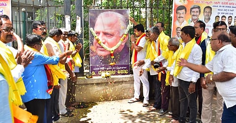 ಮಂಡ್ಯ ನಗರದ ಜೆ.ಸಿ. ವೃತ್ತದಲ್ಲಿ ಮಾಜಿ ಮುಖ್ಯಮಂತ್ರಿ ಡಿ.ದೇವರಾಜ ಅರಸು ಪುಣ್ಯ ಸ್ಮರಣೆ ನಡೆಯಿತು.