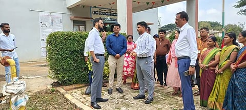 kayak gram ಹುಬ್ಬಳ್ಳಿ ತಾಲೂಕಿನ ದೇವರಗುಡಿಹಾಳ ಗ್ರಾಮ ಪಂಚಾಯಿತಿಯಲ್ಲಿ ಗುರುವಾರ ಕಾಯಕ ಗ್ರಾಮ ಕಾರ್ಯಕ್ರಮದ ಹಿನ್ನೆಲೆಯಲ್ಲಿ ಜಿಪಂ ಸಿಇಒ ಭುವನೇಶ ಪಾಟೀಲ ಪರಿಶೀಲಿಸಿದರು. ರಾಮಚಂದ್ರ ಹೊಸಮನಿ. ಪಿಡಿಒ ಎಚ್​.ಎಫ್​. ಕಲಹಾಳ, ಅಧ್ಯಕ್ಷೆ ಖಾತುನಬಿ ಲಾಡಸಾಬನವರ, ಉಪಾಧ್ಯಕ್ಷೆ ಫಕ್ಕೀರವ್ವ ಮಾದರ ಇತರರಿದ್ದರು.