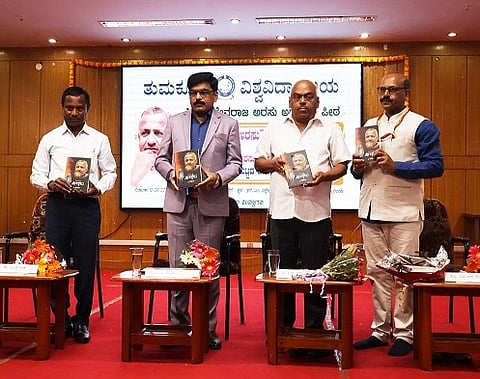 ತುಮಕೂರು ವಿಶ್ವವಿದ್ಯಾಲಯದ ಶ್ರೀ ಡಿ. ದೇವರಾಜ ಅರಸು ಅಧ್ಯಯನ ಪೀಠದ ವತಿಯಿಂದ ಜನಮುಖಿ ಅರಸು ಕೃತಿಯ ಲೋಕಾರ್ಪಣೆಯನ್ನು ಮಾಜಿ ಸಭಾಪತಿ ಕೆ.ಆರ್​. ರಮೇಶ್​ ಕುಮಾರ್​ ಮಾಡಿದರು. ಪ್ರೊ. ಎಂ. ವೆಂಕಟೇಶ್ವರಲು, ಪ್ರೊ.ಎಚ್​. ಎಸ್​. ಮೋಹನ, ಡಾ. ಗುಂಡೇಗೌಡ ಇದ್ದರು. 