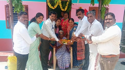 ಮಂಡ್ಯ ತಾಲೂಕು ಗುಡಿಗೇನಹಳ್ಳಿ ಗ್ರಾಮದಲ್ಲಿ ಸರೋಜಮ್ಮ ಎಂಬುವರಿಗೆ ಶ್ರೀ ಕ್ಷೇತ್ರ ಧರ್ಮಸ್ಥಳ ಗ್ರಾಮಾಭಿವೃದ್ಧಿ ಯೋಜನೆ ಮತ್ತು ಜ್ಞಾನವಿಕಾಸ ಕಾರ್ಯಕ್ರಮದಡಿ ವಾತ್ಸಲ್ಯ ಮನೆ ಹಸ್ತಾಂತರ ಮಾಡಲಾಯಿತು. 