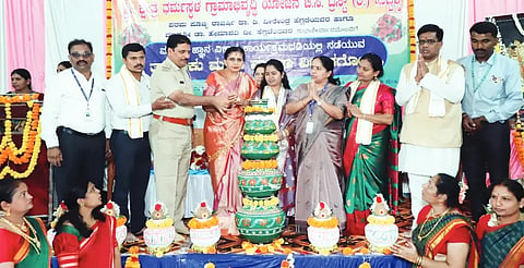 Dharmasthal ಹುಬ್ಬಳ್ಳಿಯಲ್ಲಿ ಏರ್ಪಡಿಸಿದ್ದ ಮಹಿಳಾ ವಿಚಾರಗೋಷ್ಠಿಯನ್ನು ಮಾತೃಶ್ರೀ ಪದ್ಮಲತಾ ನಿರಂಜನಕುಮಾರ ಉದ್ಘಾಟಿಸಿದರು. ದಯಾಶೀಲ, ಎಂ.ಎಸ್​. ಸಿಂಧೂರ, ಡಾ. ನೇತ್ರಾವತಿ ಗಬ್ಬೂರ, ಇತರರು ಇದ್ದರು.