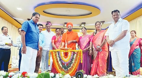 devotional ಹುಬ್ಬಳ್ಳಿಯ ಸಿಬಿಟಿ ವಲಯದಲ್ಲಿ ಶ್ರೀಕ್ಷೇತ್ರ ಧರ್ಮಸ್ಥಳ ಗ್ರಾಮಾಭಿವೃದ್ಧಿ ಯೋಜನೆ ವತಿಯಿಂದ ಆಯೋಜಿಸಿದ್ದ ಸಾಮೂಹಿಕ ಶ್ರೀ ವರಮಹಾಲಕ್ಷ್ಮಿ ಪೂಜೆ ಸಮಾರಂಭದಲ್ಲಿ ಶ್ರೀ ಅಭಿನವ ಬಸವಣ್ಣಜ್ಜನವರು, ಮೇಯರ್​ ದುರ್ಗಮ್ಮ ಬೆಜವಾಡ, ಮೋಹನ ಅಸುಂಡಿ, ನಿರಂಜನಯ್ಯ ಹಿರೇಮಠ, ಪ್ರಕಾಶ ಬೆಂಡಿಗೇರಿ ಇತರರು ಇದ್ದರು.
