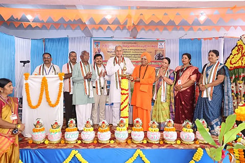 puja ಶ್ರೀ ಕ್ಷೇತ್ರ ಧರ್ಮಸ್ಥಳ ಗ್ರಾಮಾಭಿವೃದ್ಧಿ ಯೋಜನೆ ವತಿಯಿಂದ ಅಮರಗೋಳದಲ್ಲಿ ಏರ್ಪಡಿಸಿದ್ದ ಸಾಮೂಹಿಕ ಸಹಸ್ರ ಬಿಲ್ವಾರ್ಚನೆ ಪೂಜಾ ಕಾರ್ಯಕ್ರಮವನ್ನು ಶ್ರೀ ಬಸವಾನಂದ ಸ್ವಾಮೀಜಿ ಉದ್ಘಾಟಿಸಿದರು. 