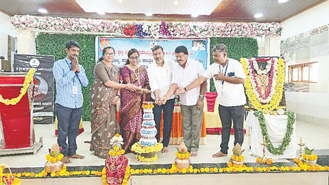 ಆಲೂರು ಪಟ್ಟಣದಲ್ಲಿ ಶ್ರೀ ಕ್ಷೇತ್ರ ಧರ್ಮಸ್ಥಳ ಗ್ರಾಮಾಭಿವೃದ್ಧಿ ಯೋಜನೆ ಬಿ.ಸಿ.ಟ್ರಸ್ಟ್ ವತಿಯಿಂದ ಏರ್ಪಡಿಸಿದ್ದ ತಾಲೂಕು ಮಟ್ಟದ ಮಹಿಳಾ ವಿಚಾರಗೋಷ್ಠಿಯನ್ನ ಶಾಸಕ ಸಿಮೆಂಟ್ ಮಂಜು ಉದ್ಘಾಟಿಸಿದರು.