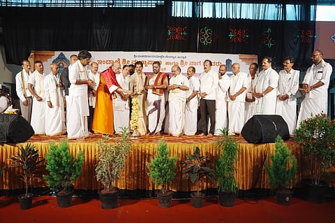 ಉಡುಪಿ ಇಂದ್ರಾಣಿಯ ಮುಖ್ಯಪ್ರಾಣ ದೇವಸ್ಥಾನದಲ್ಲಿ ವಿದ್ಯಾಸಾಗರ ಶ್ರೀಗಳು ಧಾರ್ಮಿಕ ಸಭೆ ಉದ್ಘಾಟಿಸಿದರು. ಭೂಪತಿ ಶೆಟ್ಟಿ, ಜಯಕರ್​ ಶೆಟ್ಟಿ ಇಂದ್ರಾಳಿ, ಕೆ.ಪಿ.ಕುಮಾರಗುರು ತಂತ್ರಿ, ಬಿ.ಕುಶಲ್​ ಶೆಟ್ಟಿ, ಕೆ.ರುಪತಿ ಭಟ್​, ವಿಜಯ ರಾವ ರಾವ್​. ಪಿ.ಜಿ. ಪಂಡಿತ್​, ಪಾಂಡುರಂಗ ನಾಯಕ್​, ಉಮೇಶ್​ ಪೂಜಾರಿ, ಹೇಮನಾಥ್​ ಹೆಗ್ಡೆ, ರಾಜೇಶ್​ ನಾಯಕ್​ ಇತರರಿದ್ದರು.