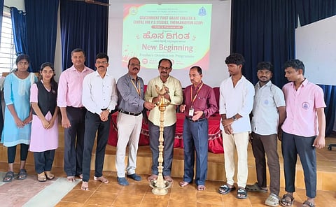 ಉಡುಪಿಯ ತೆಂಕನಿಡಿಯೂರು ಸರ್ಕಾರಿ ಕಾಲೇಜಿನಲ್ಲಿ ಆಯೋಜಿಸಿದ್ದ ಶೈಕ್ಷಣಿಕ ದಿಕ್ಸೂಚಿ ಕಾರ್ಯಕ್ರಮವನ್ನು ಪ್ರೊ. ನಿತ್ಯಾನಂದ್​ ವಿ. ಗಾಂವ್ಕರ್​ ಉದ್ಘಾಟಿಸಿದರು. ಡಾ. ವಿಷ್ಣುಮೂರ್ತಿ ಪ್ರಭು, ಡಾ. ರಘು ನಾಯ್ಕ್​, ಪ್ರಶಾಂತ್​ ನೀಲಾವರ, ಉಮೇಶ್​ ಪೈ, ಮರ್ವಿನ್​ ಡಿಸೋಜ ಇತರರಿದ್ದರು.