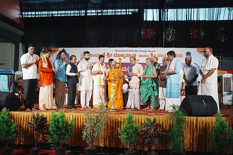 ಉಡುಪಿಯ ಇಂದ್ರಾಣಿ ಶ್ರೀಮುಖ್ಯಪ್ರಾಣ ದೇವರ ಪುನ; ಪ್ರತಿಷ್ಠಾಪನೆ ನಿಮಿತ್ತ ಆಯೋಜಿಸಿದ್ದ ಧಾರ್ಮಿಕ ಸಭೆಯನ್ನು ಸುಗುಣೇಂದ್ರ ಶ್ರೀ ಉದ್ಘಾಟಿಸಿದರು. ಜಯಕರ್​ ಶೆಟ್ಟಿ ಇಂದ್ರಾಳಿ, ಭೂಪತಿ ಶೆಟ್ಟಿ, ಕಿಶೋರ್​ ಆಳ್ವ, ಬಿ.ಕುಶಲ್​ ಶೆಟ್ಟಿ, ಜಯಕರ್​ ಶೆಟ್ಟಿ ಬುಡ್ನಾರು, ಸೀತಾರಾಮ ನಾಯಕ್​ ಮಂಚಿಕೋಡಿ, ಸಾಧು ಶೆಟ್ಟಿ, ರತ್ನಾಕರ್​ ಶೆಟ್ಟಿ ಇತರರಿದ್ದರು.