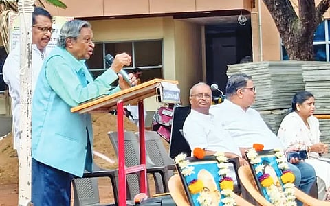 bendre words ಹುಬ್ಬಳ್ಳಿಯ ವಿಶ್ವಶ್ರಮ ಚೇತನದಲ್ಲಿ ಏರ್ಪಡಿಸಿದ್ದ ಸಮಾರಂಭದಲ್ಲಿ ಡಾ. ಕೆ.ಎಸ್​. ಶರ್ಮಾ ಮಾತನಾಡಿದರು. ಡಾ. ಶ್ರೀನಿವಾಸ ಬನ್ನಿಗೋಳ, ಸೋಮಶೇಖರ ಹುದ್ದಾರ, ಸಿ.ಸಿ. ಹಿರೇಮಠ, ಇತರರು ಇದ್ದರು.