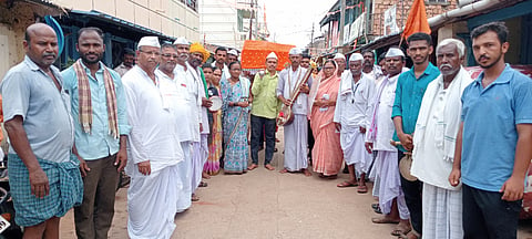 ಹುಬ್ಬಳ್ಳಿಯಿಂದ ವಿಜಯಪುರ ಜಿಲ್ಲೆ ಇಂಚಗೇರಿ ಮಠಕ್ಕೆ ತೆರಳುತ್ತಿರುವ ದಿಂಡಿ ಪಲ್ಲಕ್ಕಿ ಪಾದಯಾತ್ರಿಕರಿಗೆ ಸೋಮವಾರ ಉಪ್ಪಿನಬೆಟಗೇರಿ ಗ್ರಾಮಸ್ಥರು ಅದ್ದೂರಿ ಸ್ವಾಗತ ಕೋರಿದರು. ಗೋಪಾಲ ಮಹಾರಾಜರು, ಶಂಕ್ರಪ್ಪ ಮಹಾರಾಜರು, ಚನ್ನಬಸಪ್ಪ ಕರೀಕಟ್ಟಿ ಹಾಗೂ ಪಾದಯಾತ್ರಿಕರಿದ್ದರು.