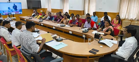 ಮಂಡ್ಯ ನಗರದಲ್ಲಿ ಜಿಲ್ಲಾಧಿಕಾರಿ ಡಾ.ಕುಮಾರ ಅಧ್ಯಕ್ಷತೆಯಲ್ಲಿ ವಿವಿಧ ಸಂಘಟನೆಗಳೊಂದಿಗೆ ಸಭೆ ಆಯೋಜಿಸಲಾಗಿತ್ತು.
