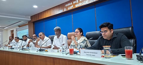 ಉಡುಪಿಯ ಜಿಪಂ ಸಭಾಭವನದಲ್ಲಿ ನಡೆದ ದಿಶಾ ಸಭೆಯಲ್ಲಿ ಕೋಟ ಶ್ರೀನಿವಾಸ ಪೂಜಾರಿ ಮಾತನಾಡಿದರು. ಯಶ್​ಪಾಲ್​ ಸುವರ್ಣ, ಗುರುರಾಜ್​ ಗಂಟಿಹೊಳೆ, ಎ. ಕಿರಣ್​ ಕುಮಾರ್​ ಕೊಡ್ಗಿ, ಗುರ್ಮೆ ಸುರೇಶ್​ ಶೆಟ್ಟಿ, ಡಾ. ಮಂಜುನಾಥ್​ ಭಂಡಾರಿ, ಸ್ವರೂಪಾ ಟಿ.ಕೆ., ಪ್ರತೀಕ್​ ಬಾಯಲ್​ ಇದ್ದರು.