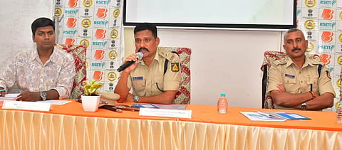 ಮಂಡ್ಯದಲ್ಲಿ ನಡೆಯುತ್ತಿರುವ ಬ್ಯಾಂಕ್‌ಗಳ ಭದ್ರತಾ ಪರಿನಾ ಸಮಿತಿ ಸಭೆಯಲ್ಲಿ ಜಿಲ್ಲಾ ಪೊಲೀಸ್ ವರಿಷ್ಠಾಧಿಕಾರಿ ಮಲ್ಲಿಕಾರ್ಜುನ ಬಾಲದಂಡಿ ಇದೆ. ಎಸ್ಪಿ ಸಿ.ಐ.ತಿಮ್ಮಯ್ಯ, ಲೀಡ್ ಬ್ಯಾಂಕ್ ಮ್ಯಾನೇಜರ್ ಅರುಣ್ ಕುಮಾರ್ ಇದ್ದರು. 