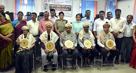 ಮಂಡ್ಯದಲ್ಲಿ ಆಯೋಜಿಸಿದ್ದ ಸಮಾರಂಭದಲ್ಲಿ ವೈದ್ಯರಿಗೆ ಪ್ರಶಸ್ತಿ ಪ್ರದಾನ ಮಾಡಲಾಯಿತು.  