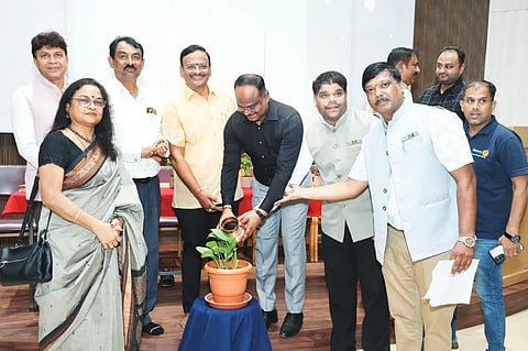 blood donation ಹುಬ್ಬಳ್ಳಿಯ ಐಬಿಎಂಆರ್​ ಕಾಲೇಜಿನಲ್ಲಿ ವೈದ್ಯರ ದಿನಾಚರಣೆ ಅಂಗವಾಗಿ ಏರ್ಪಡಿಸಿದ್ದ ಕಾರ್ಯಕ್ರಮದಲ್ಲಿ ಡಾ. ಎಚ್​.ವಿ. ಬೆಳಗಲಿ, ಪ್ರಶಾಂತ ಕುರಹಟ್ಟಿ, ವೈಶಾಲಿ, ಸಮೀರ್​ ಗುಡಿ, ಅಣ್ಣಪ್ಪ ಕೊರವರ ಇತರರು ಪಾಲ್ಗೊಂಡಿದ್ದರು.