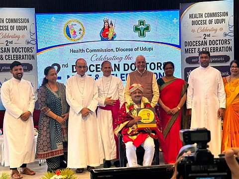 ಉಡುಪಿಯ ಶೋಕಮಾತಾ ಚರ್ಚ್​ನಲ್ಲಿ ಆಯೋಜಿಸಿದ್ದ 'ವೈದ್ಯರ ದಿನಾಚರಣೆ'ಯಲ್ಲಿ ಯು.ಟಿ. ಖಾದರ್​ ಅವರನ್ನು ಸನ್ಮಾನಿಸಲಾಯಿತು. ಡಾ. ಎಚ್​.ಎಸ್​. ಬಲ್ಲಾಳ್​,  ಡಾ. ಲೆಸ್ಲಿ ಕ್ಲಿಫರ್ಡ್​ ಡಿಸೋಜಾ, ಡಾ. ಜಸಿಂತಾ ಡಿಸೋಜಾ, ಡಾ. ಜೆರಾಲ್ಡ್​ ಐಸಾಕ್​ ಲೋಬೊ, ಸ್ಟೀಫನ್​ ಡಿಸೋಜಾ, ಡಾ. ನಾಗರತ್ನಾ ಶಾಸ್ತ್ರಿ, ಲಿಯೊ ಪ್ರವೀಣ್​ ಡಿಸೋಜಾ, ಹಿಲ್ಡಾ ಕರ್ನೆಲಿಯೋ ಇದ್ದರು.