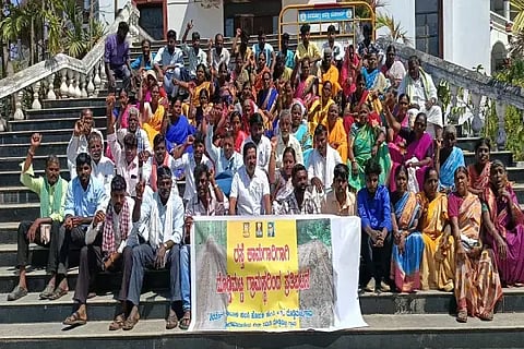 ರಸ್ತೆ ನಿರ್ಮಾಣಕ್ಕೆ ಒತ್ತಾಯಿಸಿ ಜಿಲ್ಲಾಧಿಕಾರಿ ಕಚೇರಿ ಎದುರು ದೊಡ್ಡಮಟ್ಟಿ ಗ್ರಾಮಸ್ಥರು ಪ್ರತಿಭಟನೆ ನಡೆಸಿದರು. ಧೀರರಾಜ್ ಹೊನ್ನವಿಲೆ, ಮಂಜುನಾಥ್, ವರಲಕ್ಷ್ಮಿ ಪ್ರಕಾಶ್, ದೇಶಾದ್ರಿ ಹೊಸ್ಮನೆ ಇತರರಿದ್ದರು.