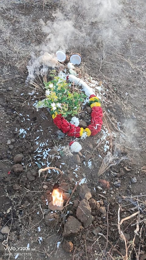 ಕಲಬುರಗಿ ಜೇವರ್ಗಿ ಕಾಲನಿ ರಾಮು ಕುಲಕರ್ಣಿಯವರ ಶ್ವಾನ ಹೃದಯಾಘಾತಕ್ಕೆ ಒಳಗಾದ ಹಿನ್ನೆಲೆಯಲ್ಲಿ ಶುಕ್ರವಾರ ಅಂತ್ಯಕ್ರಿಯೆ ನಡೆಸಿ ಶ್ವಾನ ರಾಖಿ ನೆನಪಿಗಾಗಿ ಈ ಸ್ಥಳದಲ್ಲಿ ಸಸಿ ನೆಟ್ಟರು.