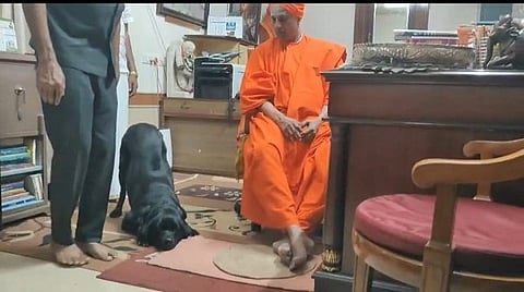 ಶ್ರೀಗಳಿಗೆ ಶ್ವಾನ ವಂದನೆ