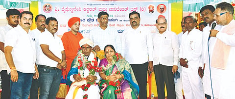 ಭಾಲ್ಕಿ ತಾಲೂಕಿನ ಡೊಂಗರಗಿಯಲ್ಲಿ ನಡೆದ ಕಾರ್ಯಕ್ರಮದಲ್ಲಿ ನಿವೃತ್ತ ಸಂಗೀತ ಶಿಕ ಸಂಗಯ್ಯ ಸ್ವಾಮಿ ದಂಪತಿಯನ್ನು ಸನ್ಮಾನಿಸಲಾಯಿತು. ಶ್ರೀ ಗುರುಬಸವ ಪಟ್ಟದ್ದೇವರು, ಸೋಮಶೇಖರ ಬಿರಾದಾರ್​, ಸಂಗಮೇಶ ಬಿರಾದಾರ್​, ಸೂರ್ಯಕಾಂತ ಬಿರಾದಾರ್​, ಮಾಣಿಕ ನೇಳಗೆ ಇತರರಿದ್ದರು.