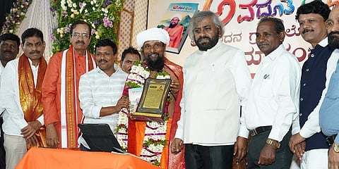 ಜಹೀರಾಬಾದ್ ತಾಲ್ಲೂಕಿನ ಮಲ್ಲಯ್ಯಗಿರಿ ಆಶ್ರಮದಲ್ಲಿ ನಡೆದ ಡಾ. ಬಸವಲಿಂಗ ಅವಧೂತರ ಜನ್ಮದಿನದ ಸುವರ್ಣ ಮಹೋತ್ಸವ ಕಾರ್ಯಕ್ರಮದಲ್ಲಿ ಡಾ. ಬಸವಲಿಂಗ ಅವಧೂತರನ್ನು ಅಭಿನಂದಿಸಲಾಯಿತು.