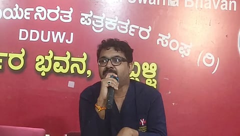 oral ಸುದ್ದಿಗೋಷ್ಠಿಯಲ್ಲಿ ವಿವರ ನೀಡಿದ ಲೇಸರ್ ವೇದಾ ಯಾವಗಲ್ ಹೆಲ್ತ್ ಕೇರ್ ಫೌಂಡೇಷನ್ ನಿರ್ದೇಶಕರಾದ ಓರಲ್ ಲೇಸರ್ ಸರ್ಜನ್ ಡಾ. ಚಂದ್ರಶೇಖರ ಯಾವಗಲ್,.