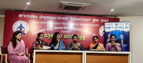 space ಸುದ್ದಿಗೋಷ್ಠಿಯಲ್ಲಿ ಮಾಹಿತಿ ನೀಡಿದ ರೋಟರಿ ಕ್ಲಬ್ ಆಫ್ ಹುಬ್ಬಳ್ಳಿ ಸೆಂಟ್ರಲ್ ಅಧ್ಯಕ್ಷೆ ಡಾ. ನಾಗರೇಖಾ ಹೆಬಸೂರ.