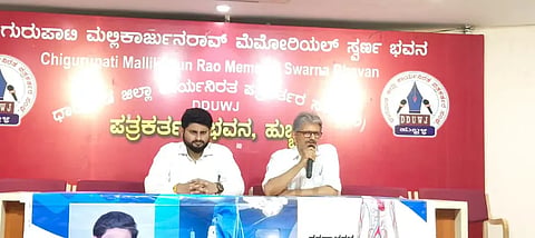 Award ಸುದ್ದಿಗೋಷ್ಠಿಯಲ್ಲಿ ಮಾಹಿತಿ ನೀಡಿದ ಕ್ಲಿನಿಕ್​ನ ಸಂಸ್ಥಾಪಕ ಡಾ. ಸುನೀಲ ಕರಿ.