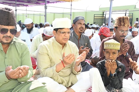 ರಂಜಾನ್​ ಹಬ್ಬದ ಅಂಗವಾಗಿ ಜೇವರ್ಗಿ ಪಟ್ಟಣದ ಈದ್ಗಾ ಮೈದಾನದಲ್ಲಿ ಮುಸಲ್ಮಾನ್​ ಬಾಂಧವರೊಡನೆ ಕೆಕೆಆರ್​ಡಿಬಿ ಅಧ್ಯಕ್ಷರೂ ಆದ ಜೇವರ್ಗಿ ಶಾಸಕ ಡಾ.ಅಜಯ್​ಸಿಂಗ್​ ಶನಿವಾರ ಸಾಮೂಹಿಕ ಪ್ರಾರ್ಥನೆ ಸಲ್ಲಿಸಿದರು. ಅನೇಕ ಗಣ್ಯರು ಪಾಲ್ಗೊಂಡಿದ್ದರು.