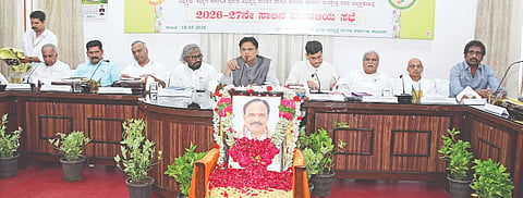 ಕಲಬುರಗಿ ಕೆಕೆಆರ್​ಡಿಬಿ ಕಚೇರಿಯಲ್ಲಿ ಸೋಮವಾರ ನಡೆದ ಮಂಡಳಿ ಸಭೆಯಲ್ಲಿ ಅಧ್ಯಕ್ಷ ಡಾ.ಅಜಯಸಿಂಗ್​ ಮಾತನಾಡಿದರು. ಸಚಿವರಾದ ಪ್ರಿಯಾಂಕ್​ ಖರ್ಗೆ, ಡಾ.ಶರಣಪ್ರಕಾಶ ಪಾಟೀಲ್​, ಎನ್​.ಎಸ್​.ಭೋಸರಾಜ, ಈಶ್ವರ ಖಂಡ್ರೆ, ರಹೀಂಖಾನ್​, ಶರಣಬಸಪ್ಪ ದರ್ಶನಾಪೂರ್​, ಶಿವರಾಜ ತಂಗಡಗಿ, ಮಂಡಳಿ ಕಾರ್ಯದರ್ಶಿ ನಲೀನ್​ ಅತುಲ್​ ಇತರರಿದ್ದರು.