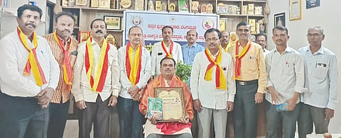 ಕಲಬುರಗಿ ಶಿವಶಕ್ತಿನಗರ ಸಾಹಿತ್ಯ ಕುಟೀರದ ಬಸವ ಗ್ರಂಥಾಲಯದಲ್ಲಿ ಕನ್ನಡ ಪುಸ್ತಕ ಪ್ರಾಧಿಕಾರ ಮಂಗಳವಾರ ಆಯೋಜಿಸಿದ್ದ ಮನೆಗೊಂದು ಗ್ರಂಥಾಲಯ ಕಾರ್ಯಕ್ರಮದಲ್ಲಿ ಡಾ.ಚಿ.ಸಿ.ನಿಂಗಣ್ಣನವರಿಗೆ ಪ್ರಾಧಿಕಾರ ಅಭಿನಂದನಾ ಪತ್ರ ನೀಡಿ ಗೌರವಿಸಿತು. ಬಿ.ಎಚ್​.ನಿರಗುಡಿ, ಡಾ.ವಿಜಯಕುಮಾರ ಪುರೂತೆ, ಡಾ.ನಾಗಪ್ಪ ಗೋಗಿ, ವಿಜಯಕುಮಾರ ರೋಣದ, ಶ್ರೀಶೈಲ್​ ಮದಾನೆ, ಬಿ.ಎಸ್​.ಮಾಲಿ ಪಾಟೀಲ್​, ಡಾ.ಶಂಕರ ಬಾಳಿ, ಶಾಂತಗೌಡ ಪಾಟೀಲ್​ ಇತರರಿದ್ದರು.