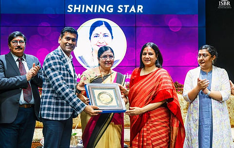 ಬೆಂಗಳೂರಿನಲ್ಲಿ ನಡೆದ ಸಮಾರಂಭದಲ್ಲಿ ಡಾ.ಮೀರಾ ಶಿವಲಿಂಗಯ್ಯ ಅವರಿಗೆ ಶೈನಿಂಗ್ ಸ್ಟಾರ್ ಅವಾರ್ಡನ್ನು ಪ್ರದಾನ ಮಾಡಲಾಯಿತು.