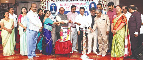 ರಾಜ್ಯ ಸರ್ಕಾರಿ ವೈದ್ಯಾಧಿಕಾರಿಗಳ ಸಂ ಕಲಬುರಗಿಯಲ್ಲಿ ಸೋಮವಾರ ಆಯೋಜಿಸಿದ್ದ ರಾಷ್ಟ್ರೀಯ ವೈದ್ಯರ ದಿನ ಕಾರ್ಯಕ್ರಮವನ್ನು ಡಾ.ರವೀಂದ್ರನಾಥ ಮೇಟಿ ಉದ್ಘಾಟಿಸಿದರು. ಡಾ.ಶರಣಬಸಪ್ಪ ಗಣಜಲಖೇಡ, ಡಾ.ಶರಣಬಸಪ್ಪ ಕ್ಯಾತನಾಳ, ಡಾ.ನಾಗರಾಜ ಪಾಟೀಲ್​, ಡಾ.ಅಂಬಾರಾಯ ರುದ್ರವಾಡಿ, ಡಾ.ಸಂಧ್ಯಾ ಕಾನೇಕರ್​, ಡಾ.ಅಮೃತಾ ಕುಲಕರ್ಣಿ ಇತರರಿದ್ದರು.