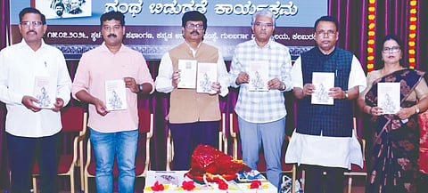 ಗುಲ್ಬರ್ಗ ವಿವಿ ಕನ್ನಡ ಅಧ್ಯಯನ ವಿಭಾಗದಲ್ಲಿ ಪ್ರೊ.ಎಚ್​.ಟಿ.ಪೋತೆಯವರ ಕೃತಿಯನ್ನು ಲೇಖಕ ರುನಾಥ ಅವರು ಬುಧವಾರ ಲೋಕಾರ್ಪಣೆಗೊಳಿಸಿದರು. ಪ್ರೊ.ಶಶಿಕಾಂತ ಉಡಿಕೇರಿ, ಪ್ರೊ.ರಮೇಶ ರಾಠೋಡ, ಡಾ.ಕಿರಣ್​ ಗಾಜನೂರ, ಪ್ರೊ.ಎಚ್​.ಟಿ.ಪೋತೆ ಇತರರಿದ್ದರು.