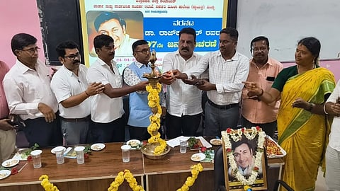 ಮಂಡ್ಯ ನಗರದ ಸರ್ಕಾರಿ ಮಹಿಳಾ ಕಾಲೇಜಿ(ಸ್ವಾಯತ್ತ)ನ ಸಭಾಂಗಣದಲ್ಲಿ ಆಯೋಜಿಸಿದ್ದ ವರನಟ ಡಾ.ರಾಜಕುಮಾರ್ ಜನ್ಮದಿನಾಚರಣೆಯನ್ನು ಮುಡಾ ಅಧ್ಯಕ್ಷ ಬಿ.ಪಿ.ಪ್ರಕಾಶ್ ಉದ್ಘಾಟಿಸಿದರು.