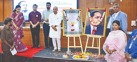 ಕಲಬುರಗಿಯಲ್ಲಿ ಮಂಗಳವಾರ ಆಯೋಜಿಸಿದ್ದ ಅಂತಾರಾಷ್ಟ್ರೀಯ ಪ್ರಜಾಪ್ರಭುತ್ವ ದಿನಾಚರಣೆಯಲ್ಲಿ ಸಚಿವ ಡಾ.ಶರಣಪ್ರಕಾಶ ಪಾಟೀಲ್​, ಡಿಸಿ ಇಕ್ರಮ್​ ಶರೀಫ್​, ಜಿಪಂ ಸಿಇಒ ರಾಹುಲ್​ ಸಂಕನೂರ, ಎಸಿ ರಿತಿಕಾ ವರ್ಮಾ, ವಕೀಲರ ಸಂದ ಅಧ್ಯ ಎಸ್​.ವಿ.ಪಸಾರ್​, ಪ್ರೊ.ಟಿ.ಎಂ.ಭಾಸ್ಕರ್​ ಇತರರಿದ್ದರು.