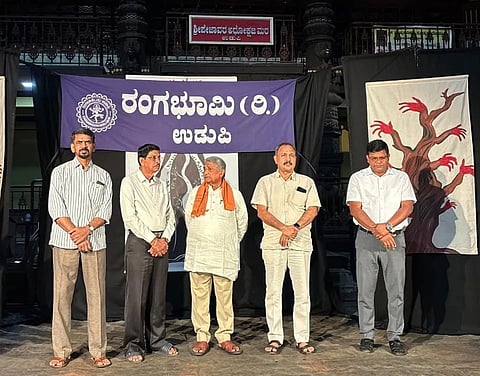 ಉಡುಪಿಯಲ್ಲಿ ಆಯೋಜಿಸಿದ್ದ ಬೀದಿ ನಾಟಕ ಉದ್ಘಾಟನಾ ಕಾರ್ಯಕ್ರಮದಲ್ಲಿ ಡಾ.ತಲ್ಲೂರು ಶಿವರಾಂ ಶೆಟ್ಟಿ ಮಾತನಾಡಿದರು. ರಂಜನ್​ ಕಲ್ಕೂರ, ರಾಜಗೋಪಾಲ ಬಲ್ಲಾಳ್​, ಭಾಸ್ಕರ ರಾವ್​ ಕಿದಿಯೂರು, ಜಿ.ಪಿ. ಪ್ರಭಾಕರ್​ ಇದ್ದರು.