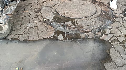 ಉಡುಪಿಯ ಸರ್ವೀಸ್​ ಬಸ್​ ನಿಲ್ದಾಣದ ಬಳಿ ಇರುವ ಡ್ರೈನೇಜ್​ ಚೇಂಬರ್​ನಿಂದ ಮಲೀನ ನೀರು ಹೊರ ಬರುತ್ತಿರುವುದು.