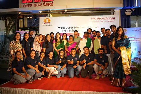 drama play ಹುಬ್ಬಳ್ಳಿಯ ಫರ್ಟಿಲಿಟಿ ಸೆಂಟರ್​ನಲ್ಲಿ ಲೇಖಕ ಸೋಮು ರೆಡ್ಡಿ ಅವರ ರಚನೆಯ ಆಶಾಕಿರಣ ನಾಟಕ ಪ್ರದರ್ಶನ ನೀಡಿದ ಕಲಾವಿದರನ್ನು ಅಭಿನಂದಿಸಲಾಯಿತು.