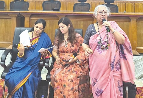 ಕಲಬುರಗಿ ಜಿಪಂ ಸಭಾಂಗಣದಲ್ಲಿ ಭಾನುವಾರ ಆಯೋಜಿಸಿದ್ದ ರಂಗಭೂಮಿ ಸಂವಾದ ಕಾರ್ಯಕ್ರಮದಲ್ಲಿ ಹಿರಿಯ ನಟಿ ಬಿ.ಜಯಶ್ರೀ ಮಾತನಾಡಿದರು. ಆರುಂಧತಿ ನಾಗ್ ಇತರರಿದ್ದರು.
