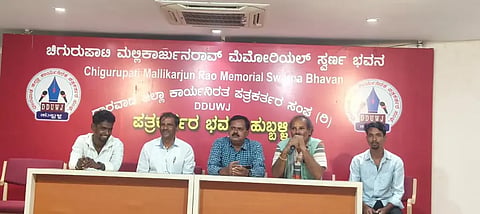 art ಸುದ್ದಿಗೋಷ್ಠಿಯಲ್ಲಿ ವಿವರ ನೀಡಿದ ಚಿತ್ರಕಲಾವಿದ ಮಂಜುನಾಥ ಭಂಡಾರೆ.